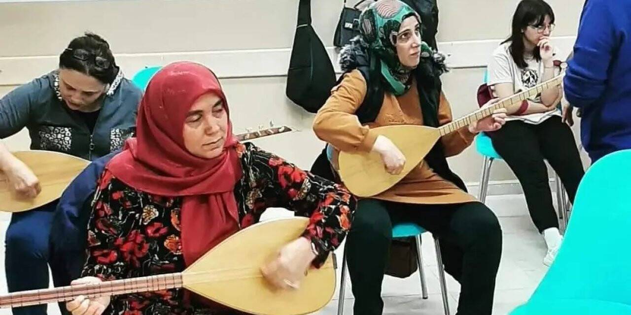 Sarıgöl’de bağlama kursu açıldı