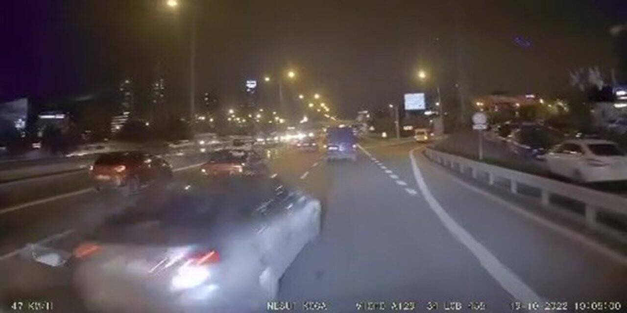 Maltepe’de makas atan otomobilin araca çarpıp kaçtığı anlar kamerada
