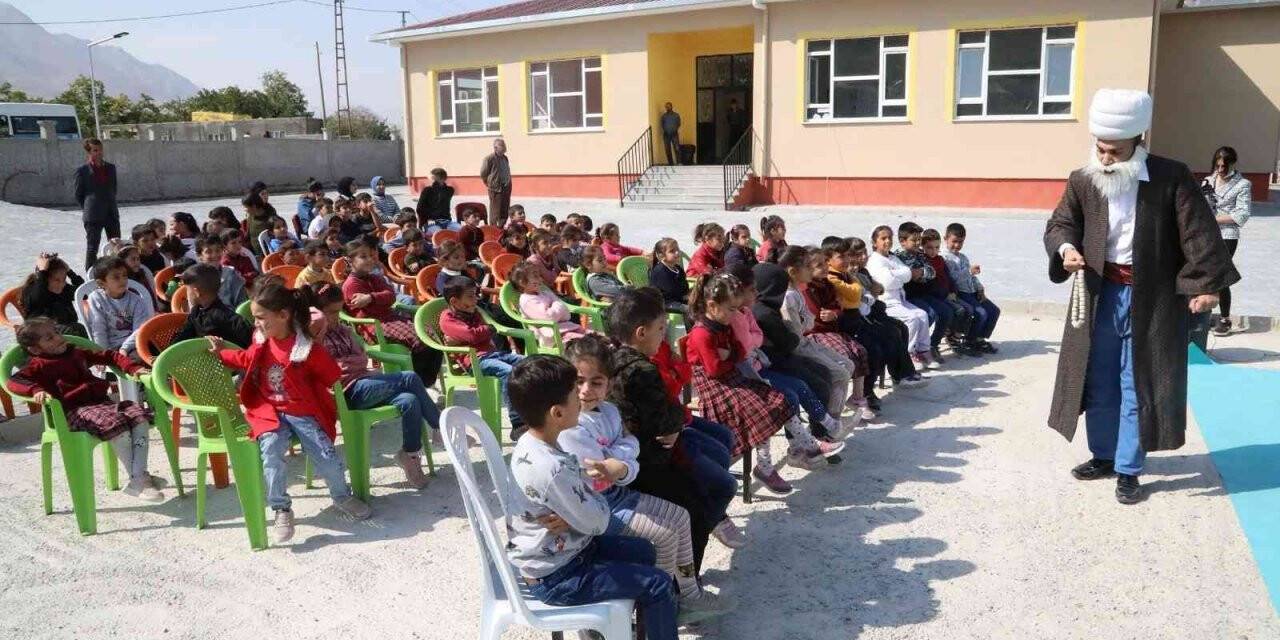Kırsal mahallelerdeki çocuklar için tiyatro etkinliği