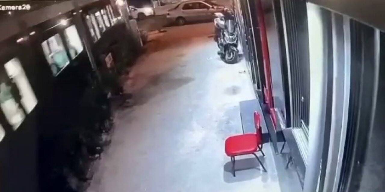 Eyüpsultan’da tramvay ve otomobil çarpıştı, o anlar kameraya yansıdı