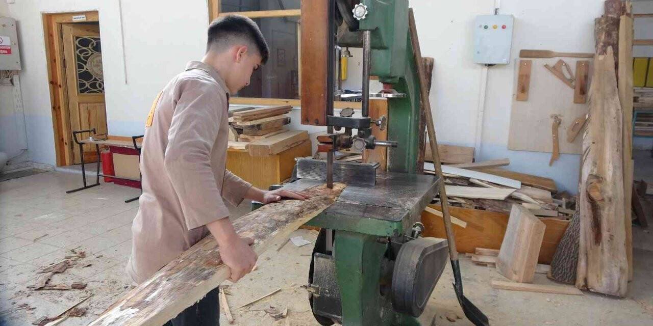 Üreterek hayallerine koşuyorlar