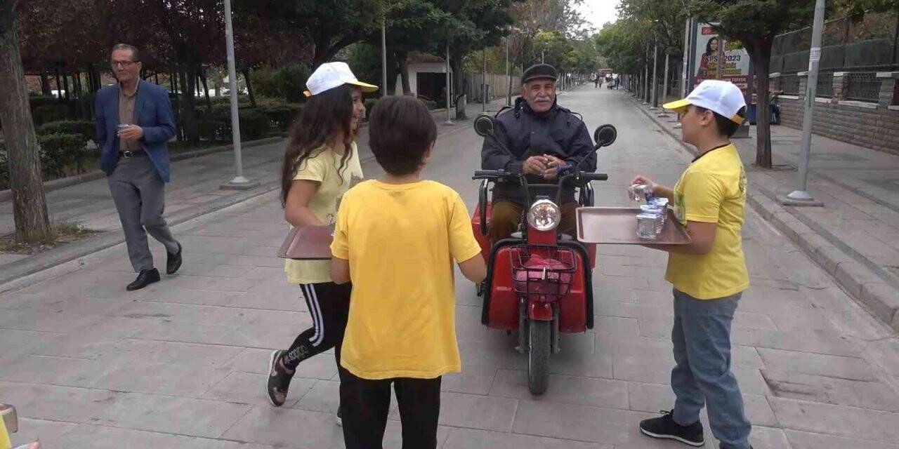 Öğrenciler vatandaşlara su dağıttı