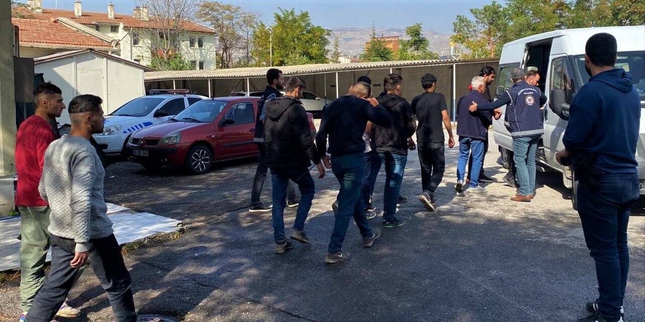 Kamyonetin kasasında 18 kaçak göçmen ile 3 organizatör şüphelisi yakalandı