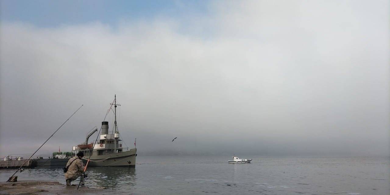 Çanakkale Boğazı, sisin etkisini yitirmesiyle transit gemi geçişlerine açıldı