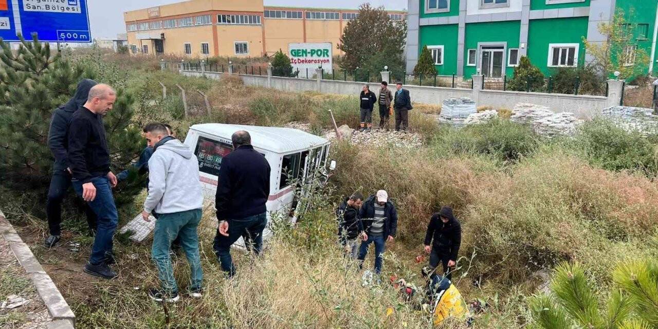 Servis aracının otomobille çarpıştığı kazada 14 kişi yaralandı