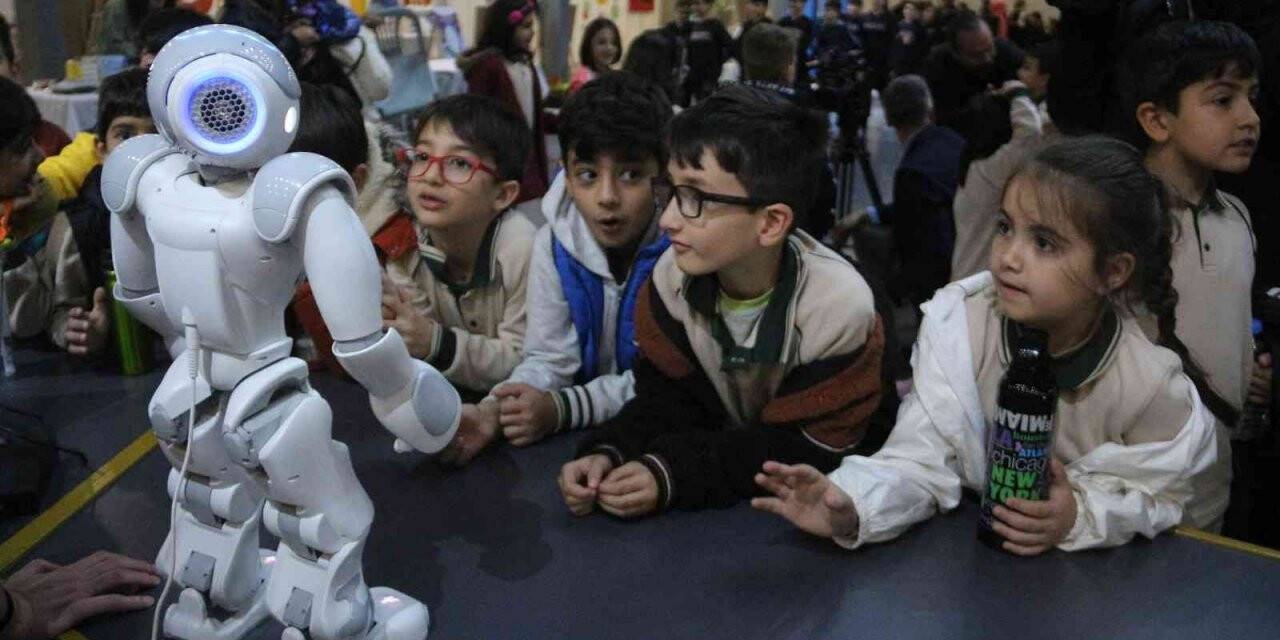 Erzurum Bilim Şenliğinde öğrencilerin dikkatini çeken robot