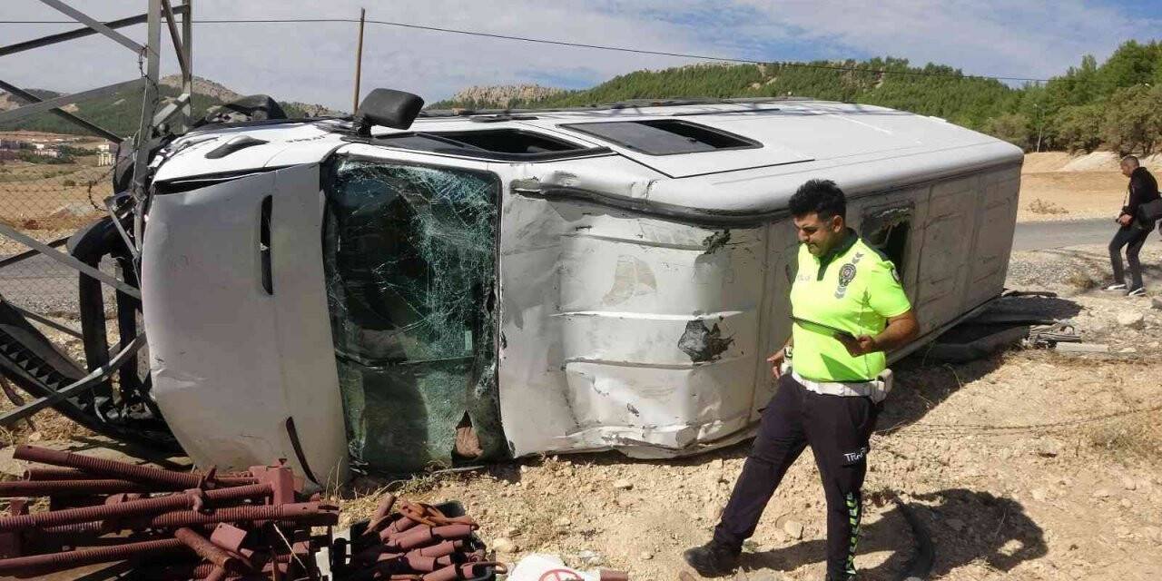 Freni boşalan minibüs şarampole yuvarladı