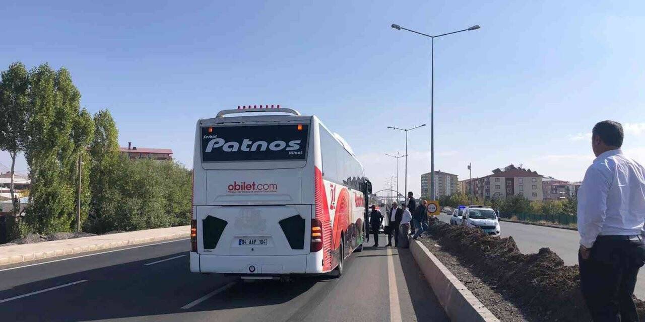 Ağrı çevre yolunda kaza; 20 yaşındaki genç yoğun bakımda