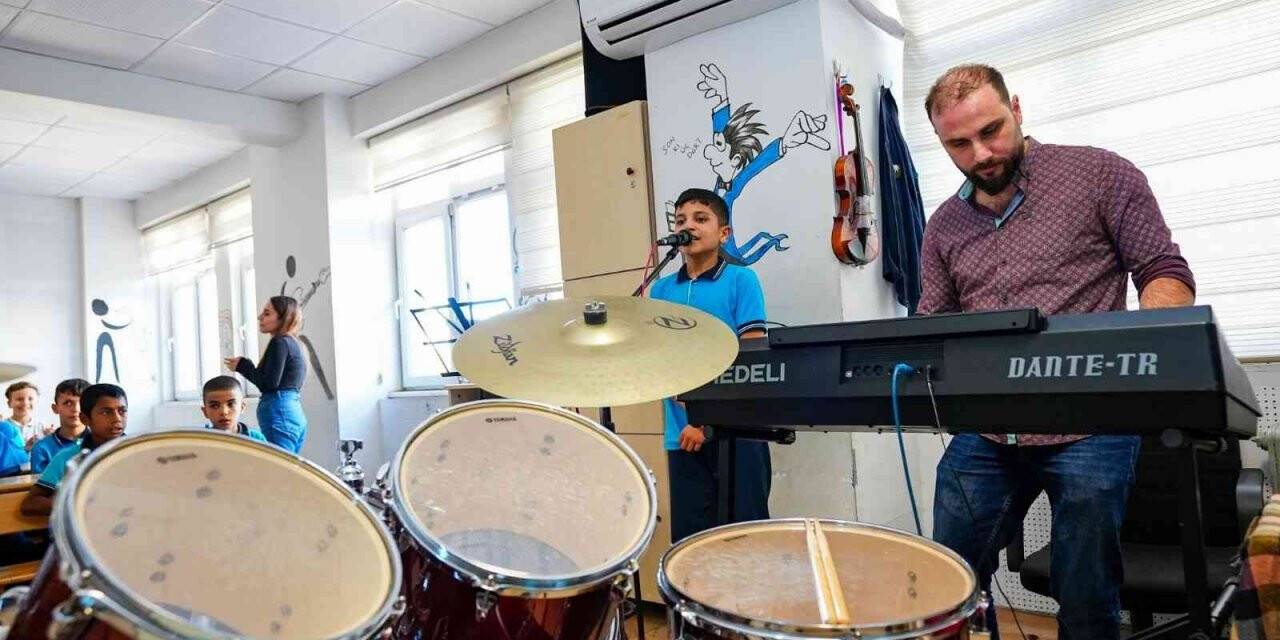 Şehitkamil’de öğrencilere enstrüman desteği