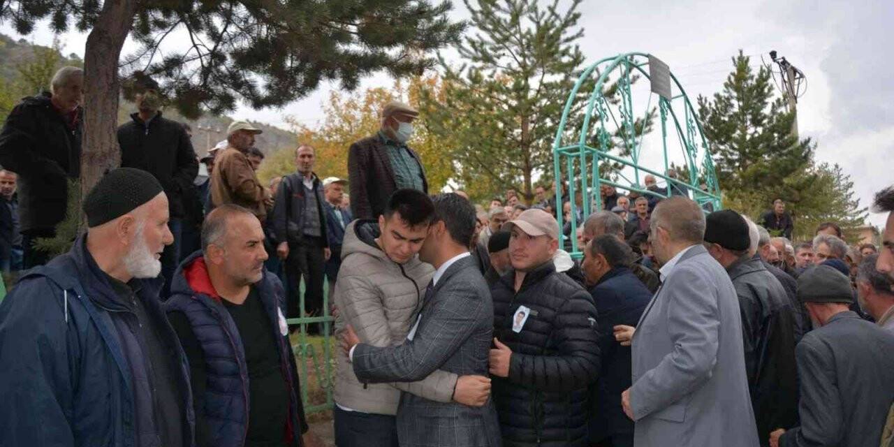 Trafik kazasında hayatını kaybeden bekçi Temel Aslantürk törenle son yolculuğuna uğurlandı