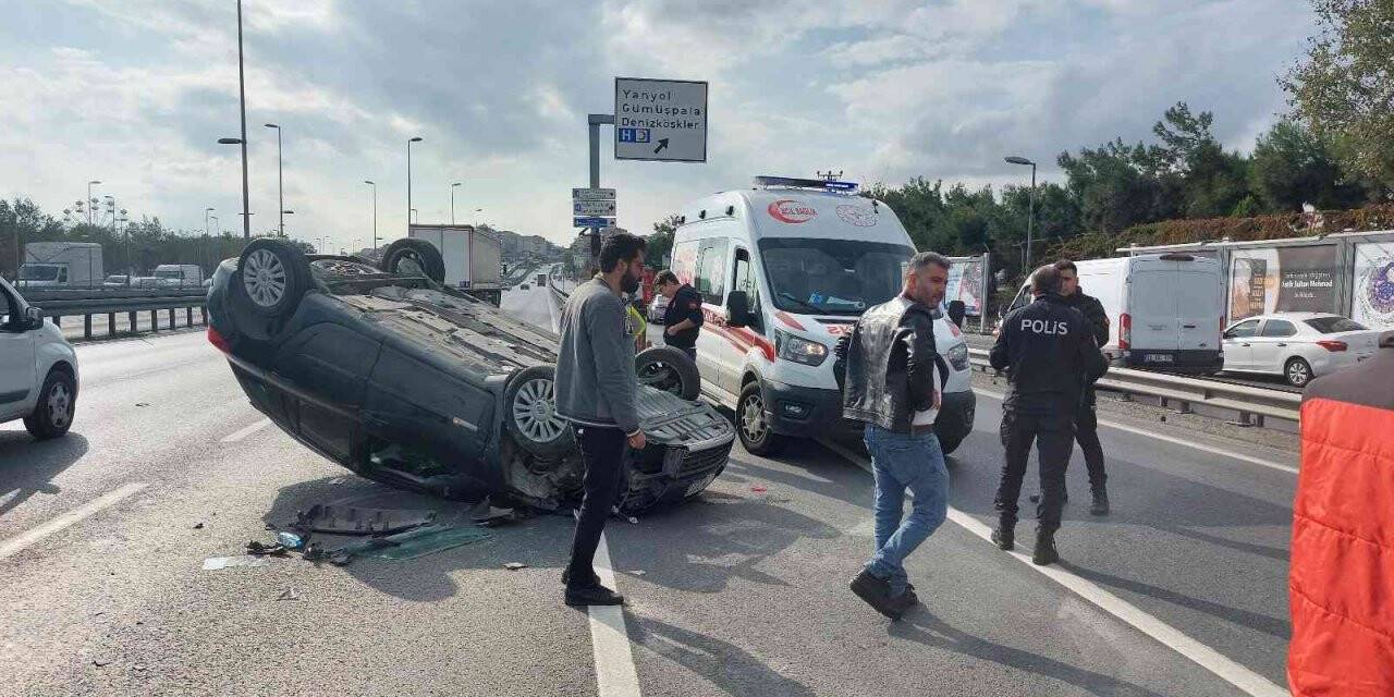 Avcılar E-5’te otomobil takla attı: 4 kişi yaralandı, yol trafiğe kapandı