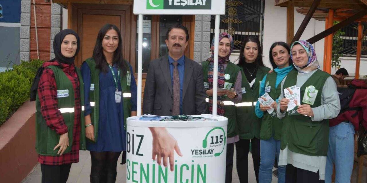 Yeşilay stant açıp broşür dağıttı