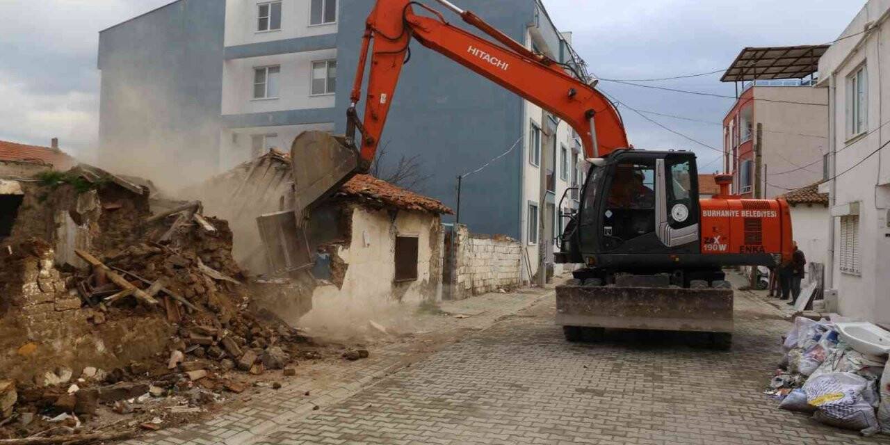 Burhaniye metruk binalardan kurtuluyor