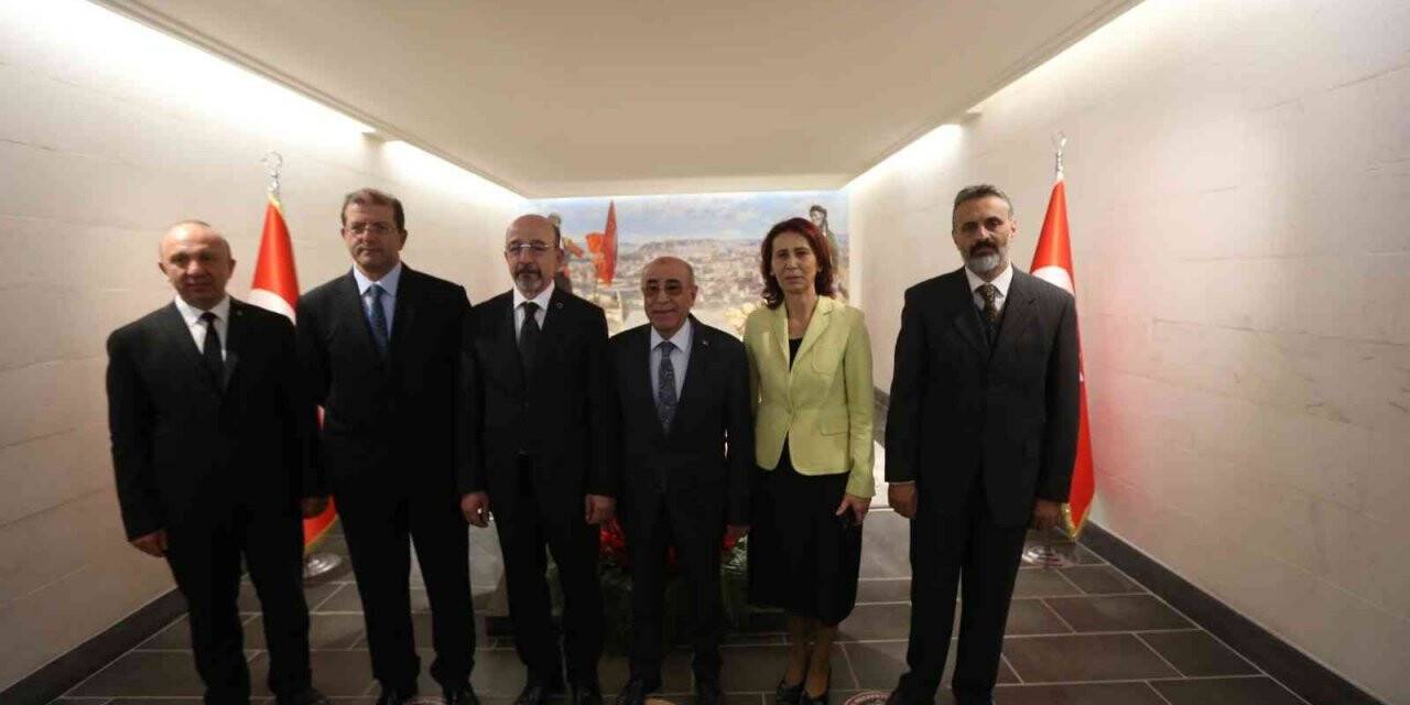 Kahramanların ayak bastığı topraklar şehitliğe bırakıldı