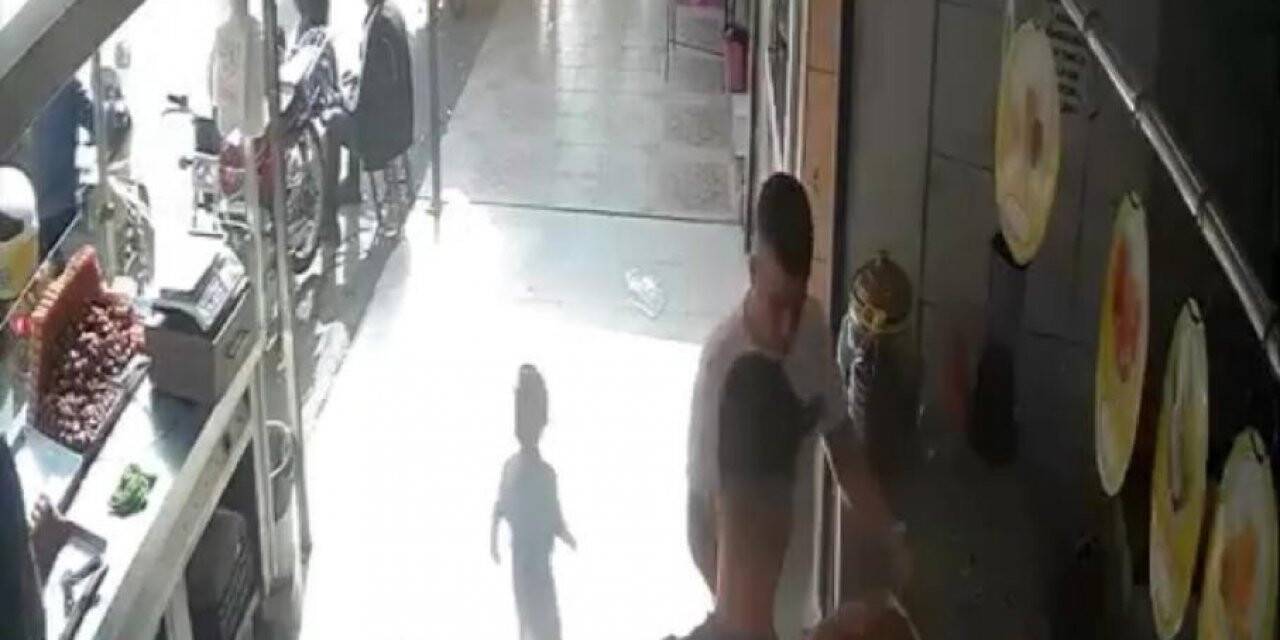 Annesinin kaldırıma bıraktığı çocuk az kalsın kamyonetin altında eziliyordu