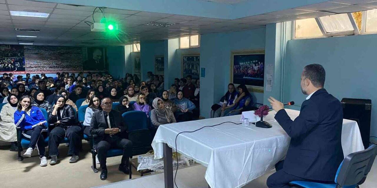 Dr. Yılmaz öğrencilere tecrübelerini paylaştı