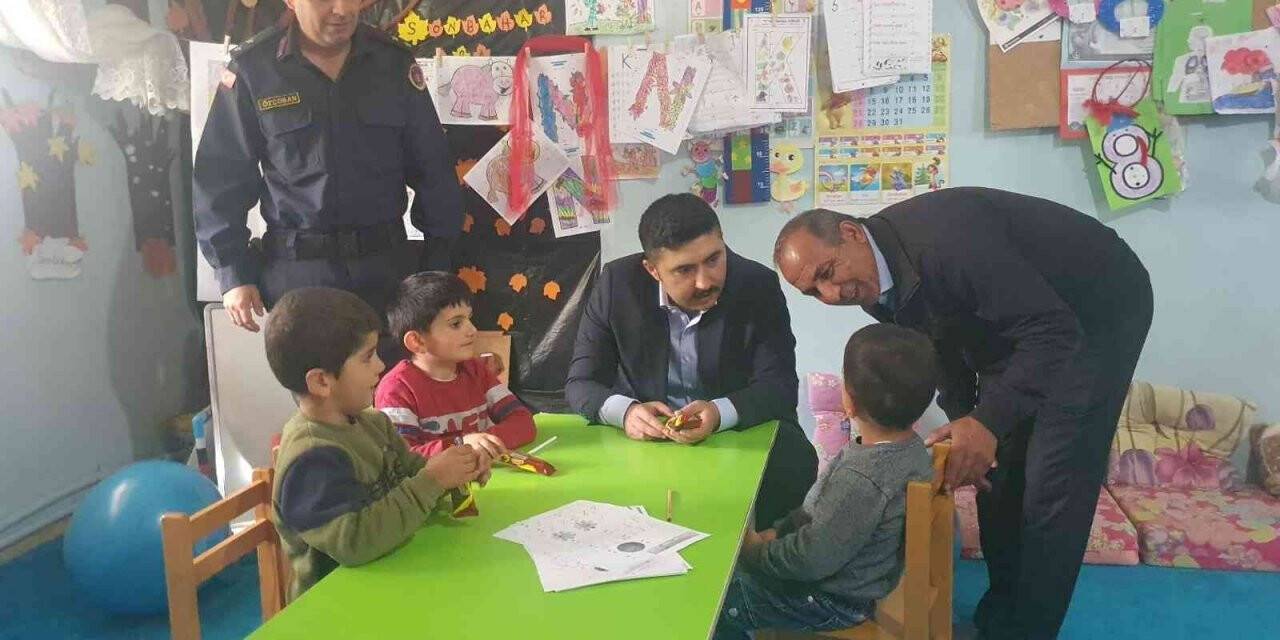 Kaymakam Yazıcı, köy köy gezip talep ve şikayetleri dinliyor