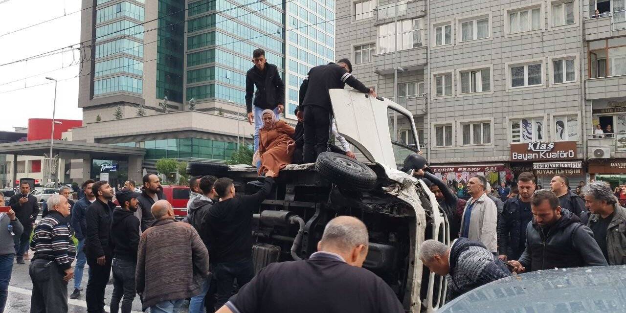 Devrilen minibüsten burunları kanamadan çıktılar