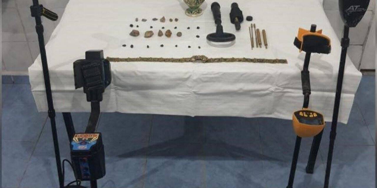 Define ararken suçüstü yakalandılar, evlerinden çıkan şoke etti