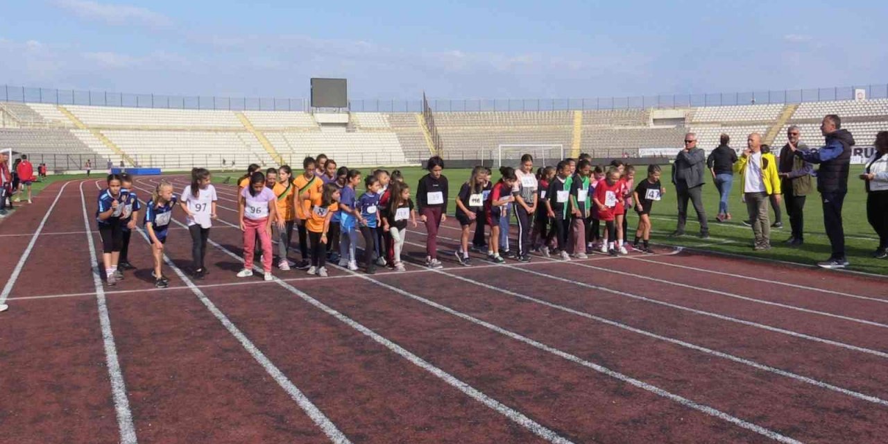 Cumhuriyet Bayramı etkinlikleri çerçevesinde atletizm yarışı düzenlendi