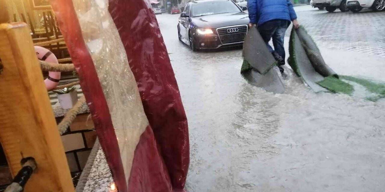 Arhavi’de şiddetli yağmur su taşkınlarına neden oldu