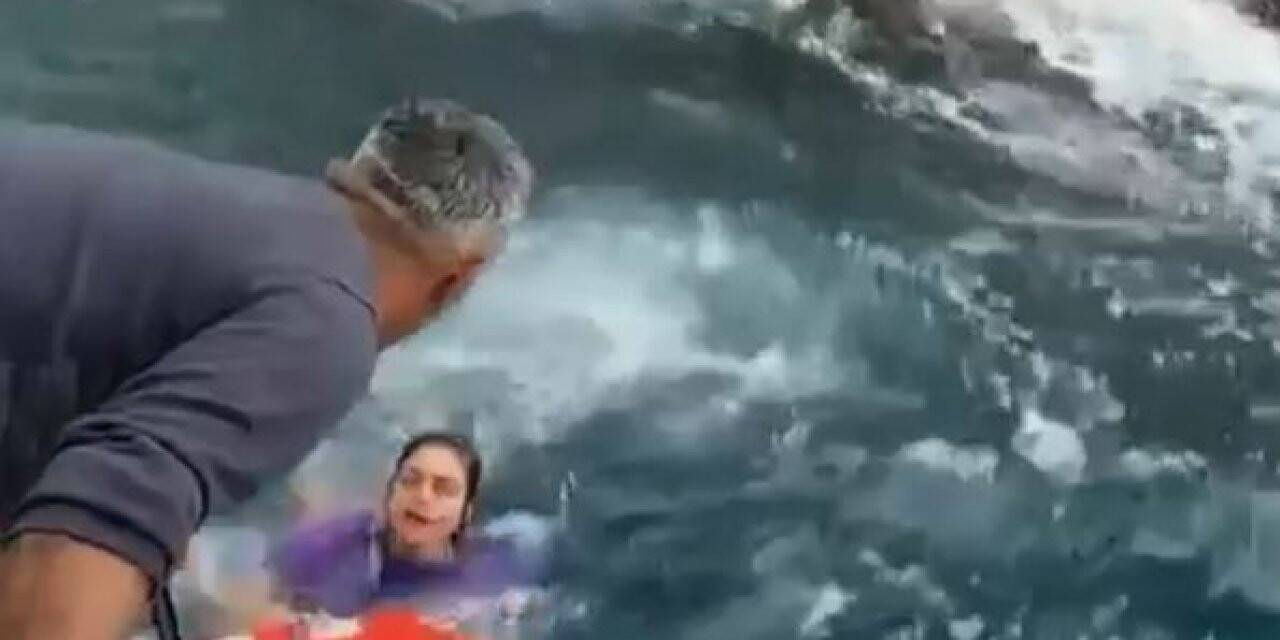 Tekneleri alabora oldu, kayalıklarda mahsur kaldılar