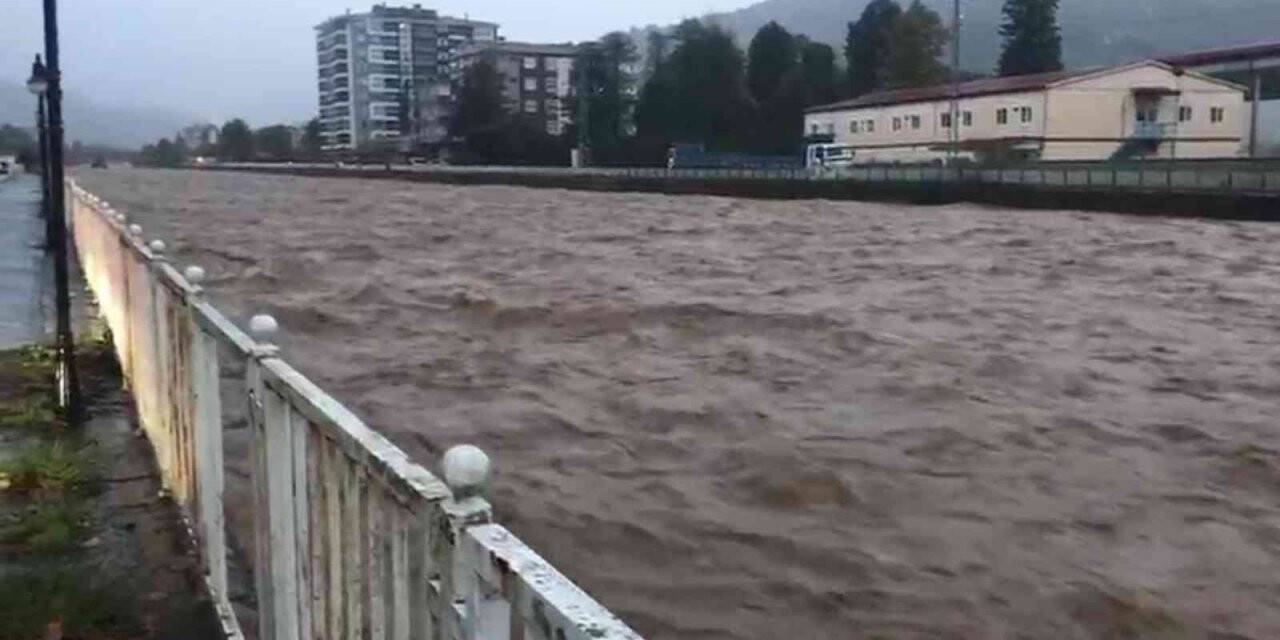 Şiddetli yağış Rize’yi etkisi altına aldı