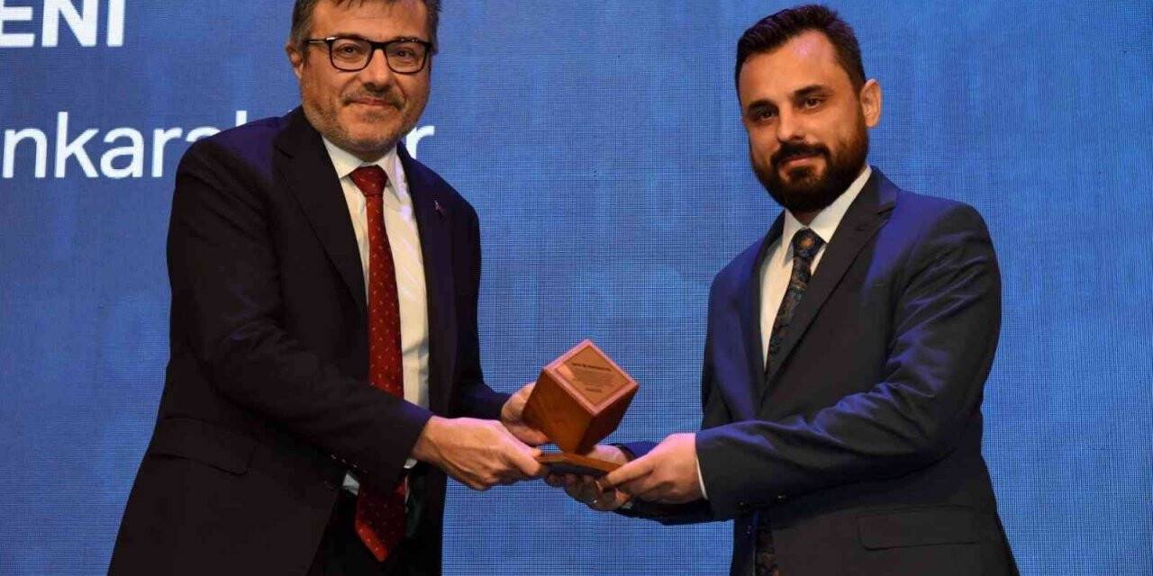 Dekan Yardımcısı Ateş’e, Katılım Genç Gelişim Programı Proje ödülü