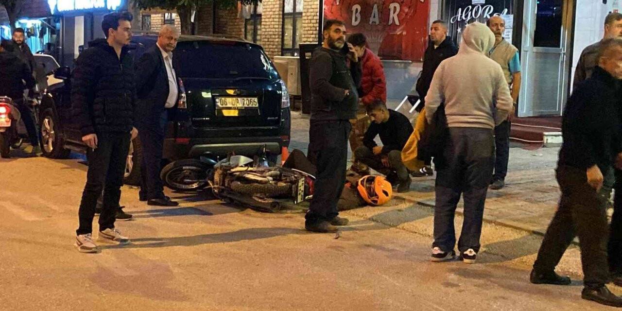 Motosikletli gencin ölümden döndüğü kaza kamerada