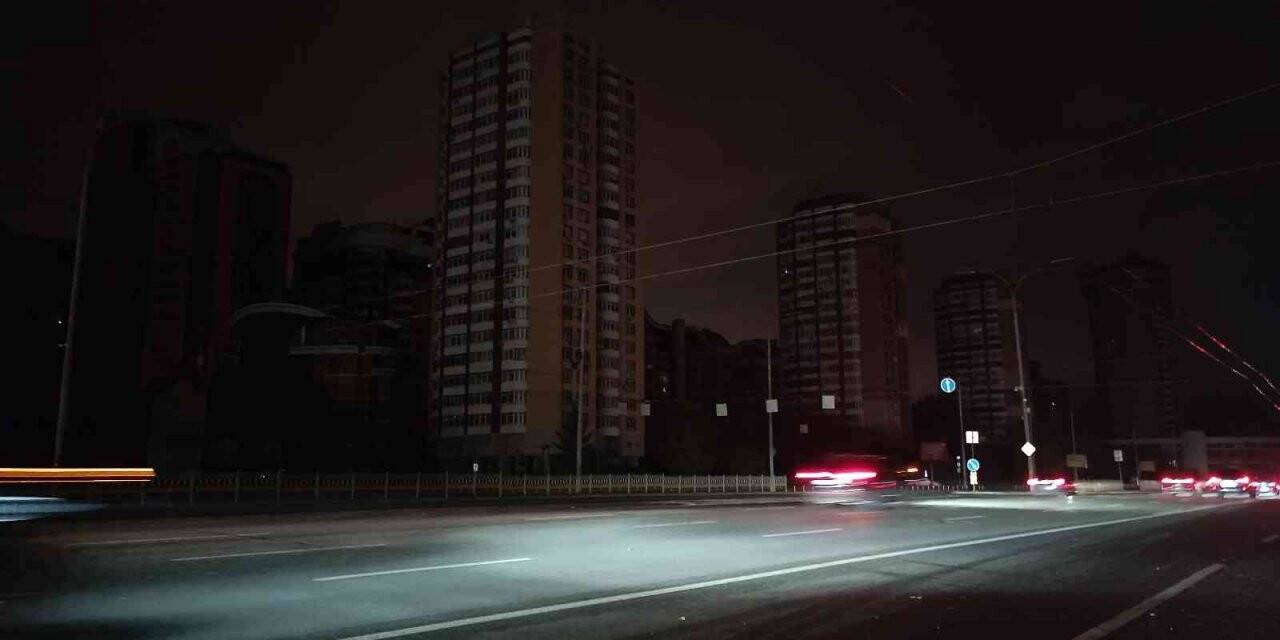 Ukrayna, zorunlu elektrik tasarrufu kararıyla karanlığa gömüldü