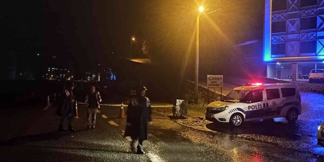 Artvin’de taşan dere bazı köy yollarını ulaşıma kapattı