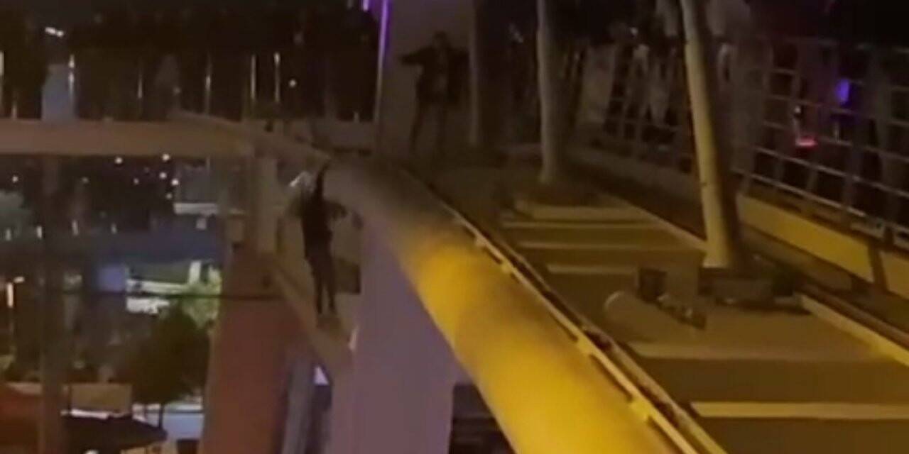 17 yaşındaki genç kız köprüden atladı, aşağıda bekleyen polisler tuttu