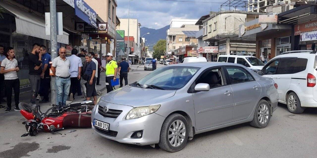 Otomobil ile çarpışan motosikletin sürücüsü yaralandı