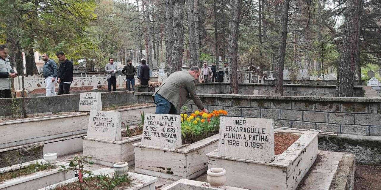 Başkan Volkan Kavaklıgil’den hayatlarını kaybeden eski belediye başkanlarına vefa