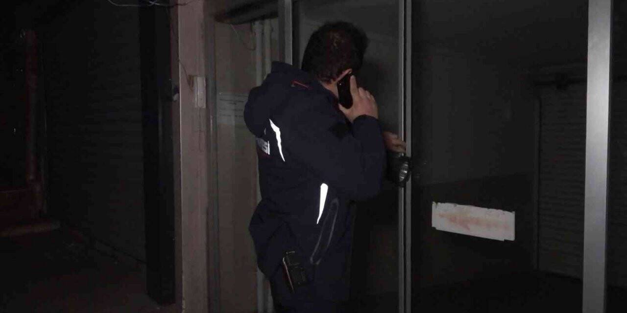 İş yerinde uyuyakalınca polis ve itfaiye ekiplerini ayağa kaldırdı