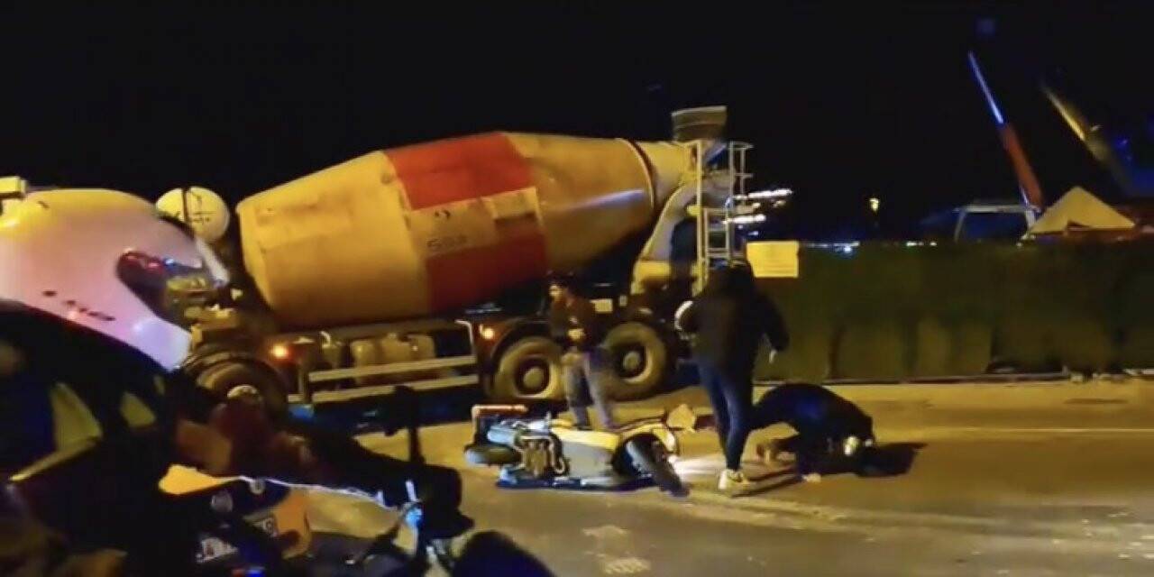 Beton mikserinin şoförü motosikletteki iki kişiyi tekme tokat dövdü
