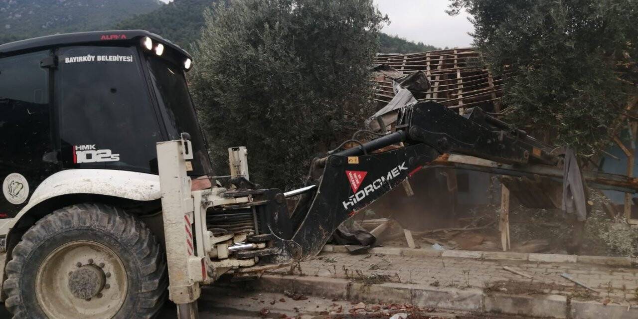 Riskli metruk bina kontrollü şekilde yıkıldı