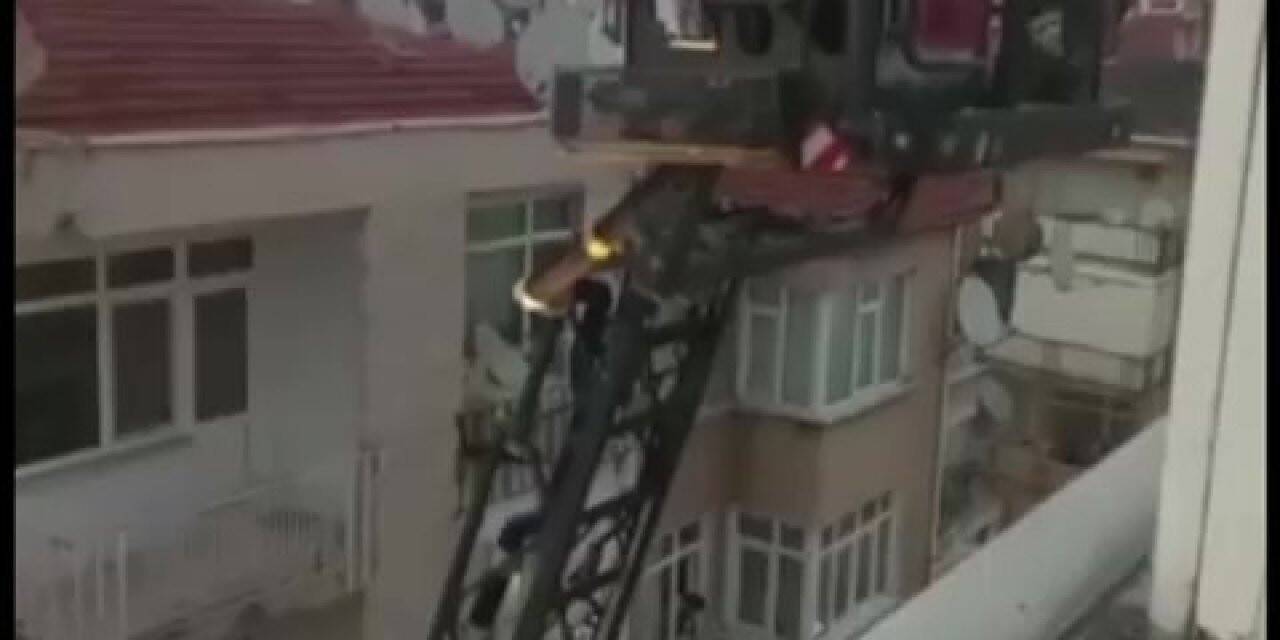 Pendik’te tamir  etmek için çıktığı çatıda mahsur kaldı