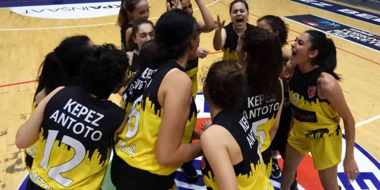 Kepez Belediyespor U16 Kadın Basketbol Takımı galibiyetle ayrıldı