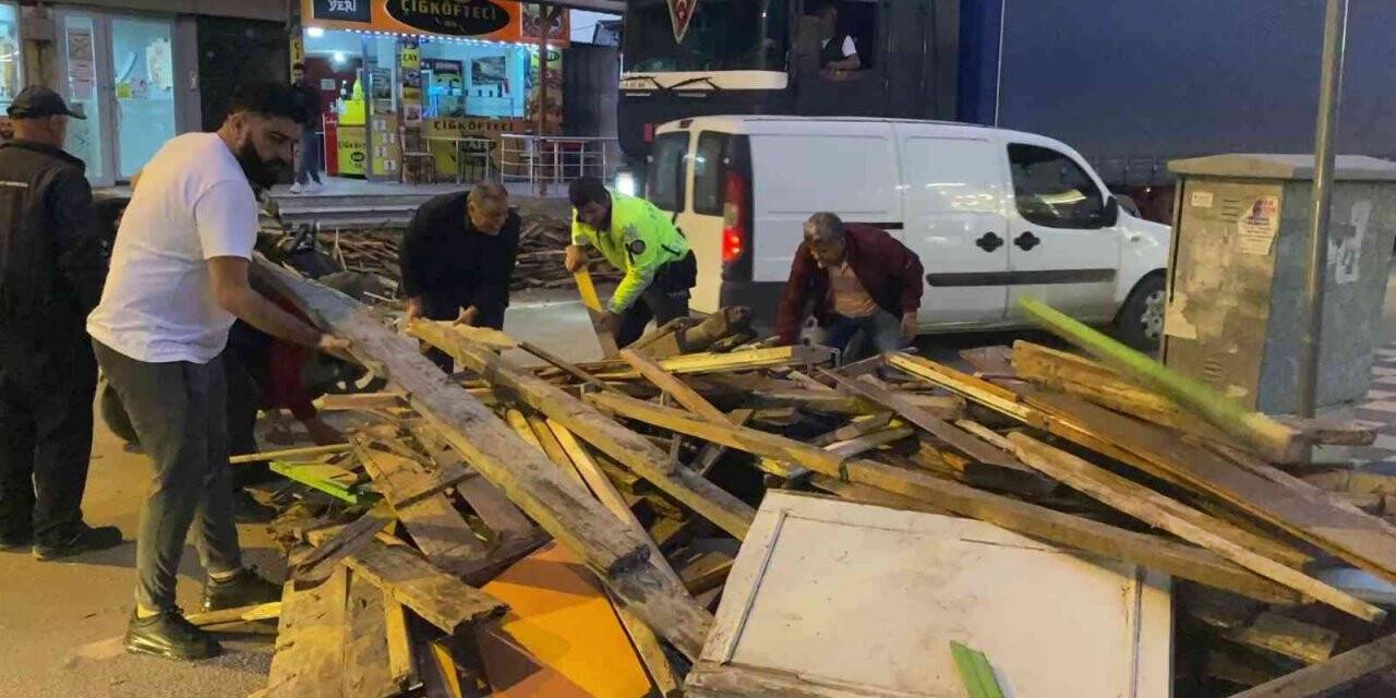 Traktörün römorku devrildi, yola saçılan tahtaları polis ve vatandaş böyle topladı