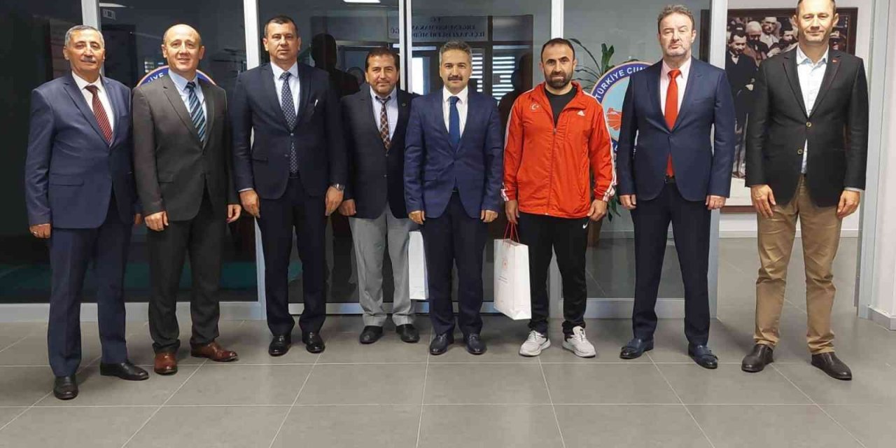 Dünya üçüncüsü sporcu başarısını Kaymakam Taşçı ile paylaştı