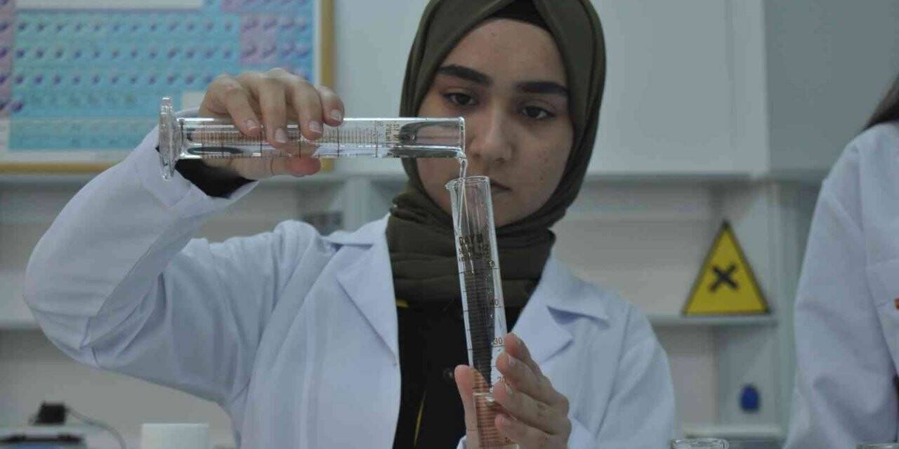 Meslek liseliler ürettikleri çiçeklerden parfüm geliştirdi