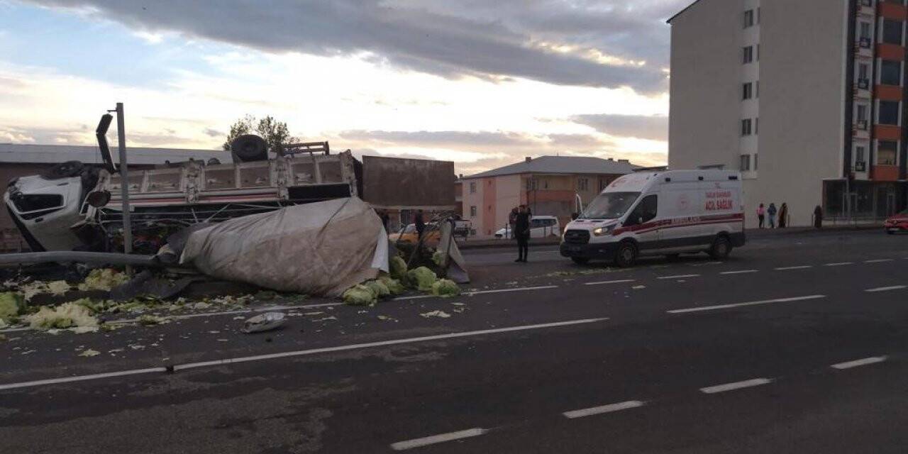 Erzurum’da sebze yüklü kamyon otomobile çarparak takla attı
