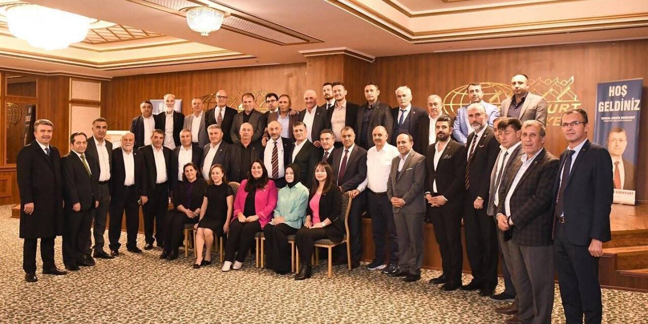 Esenyurt Belediye Başkanı Kemal Deniz Bozkurt, muhtarlarla bir araya geldi