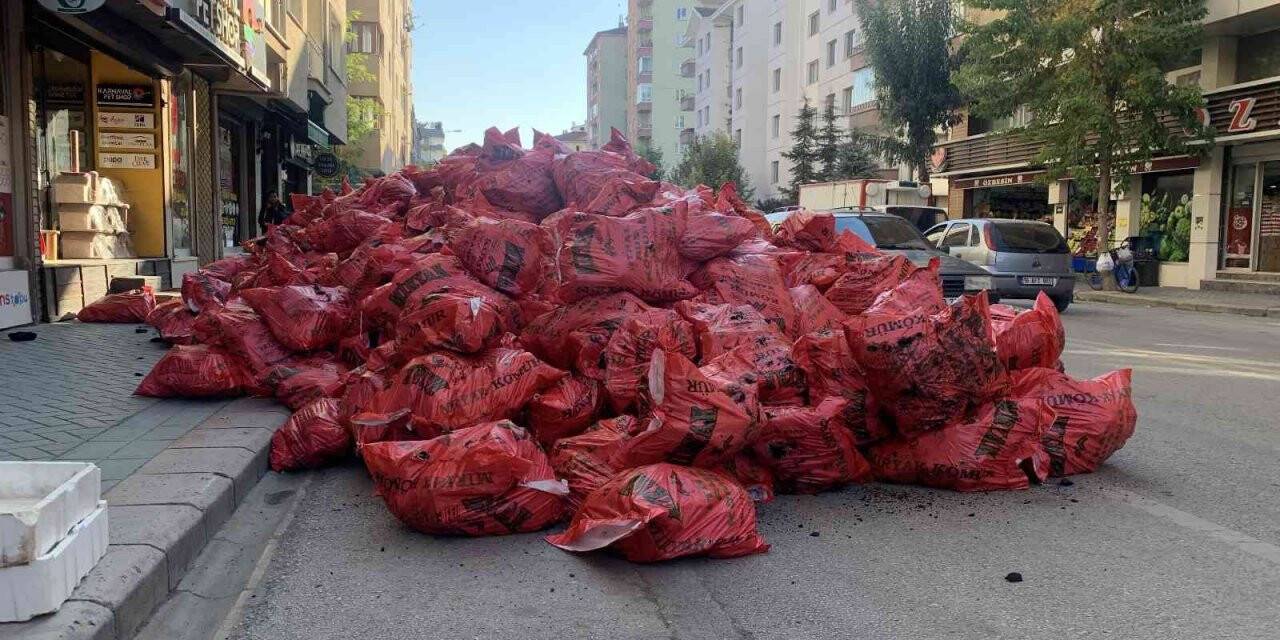 Sokağa yığılan kömür torbaları trafikte tehlike oluşturdu