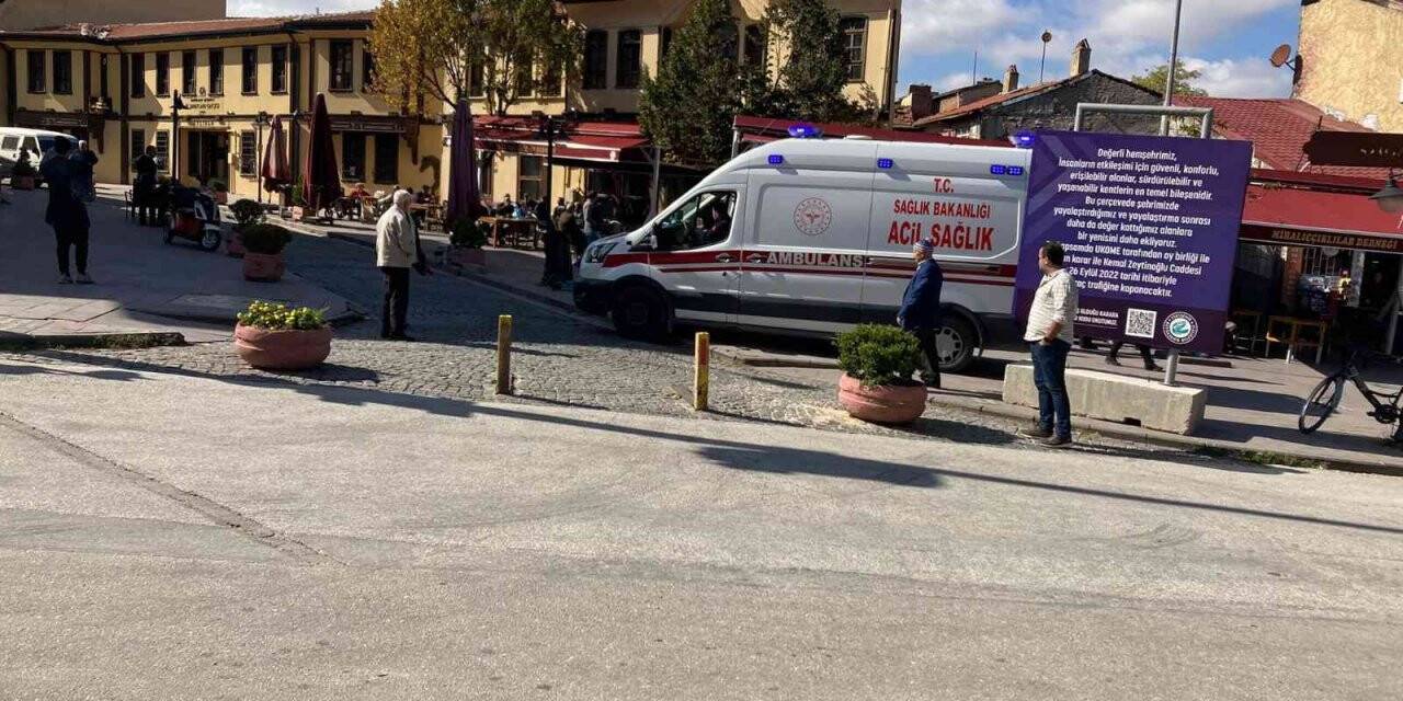 Dubaları aşamayan ambulans kaldırımı kullandı