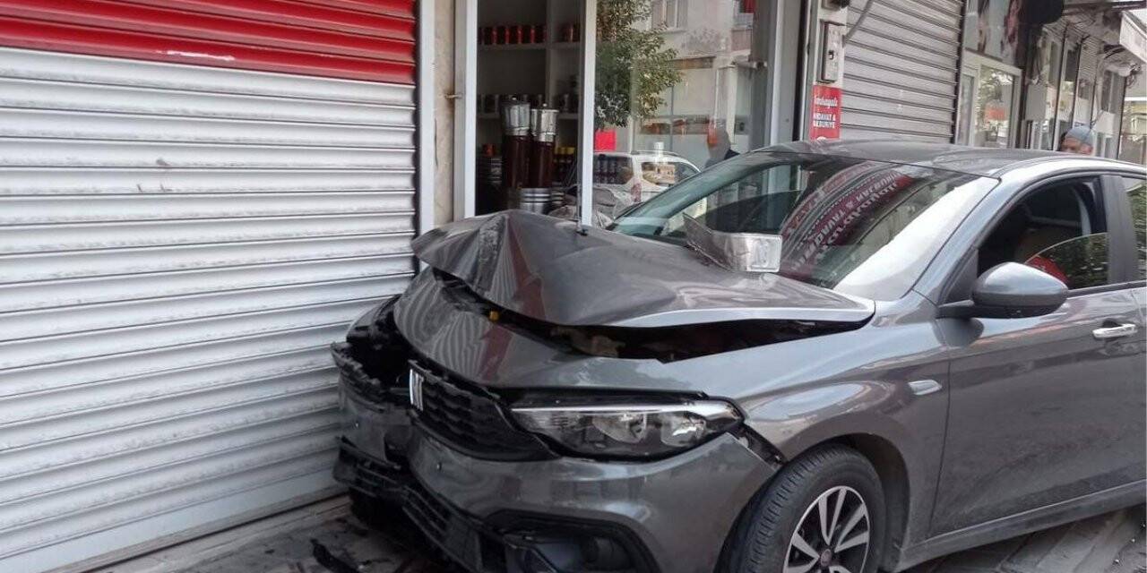 Üzerine elektrik direği düşen kadın ağır yaralandı