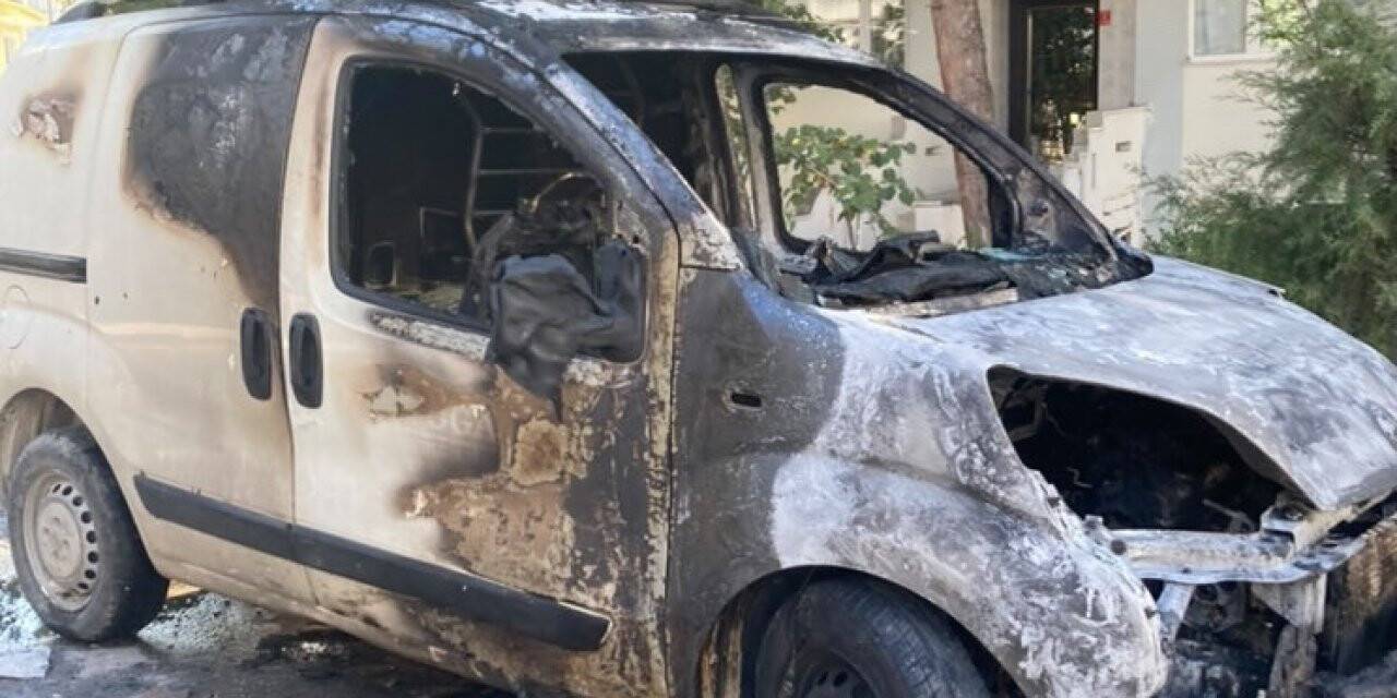 Balıkesir’de park halindeki araç yandı