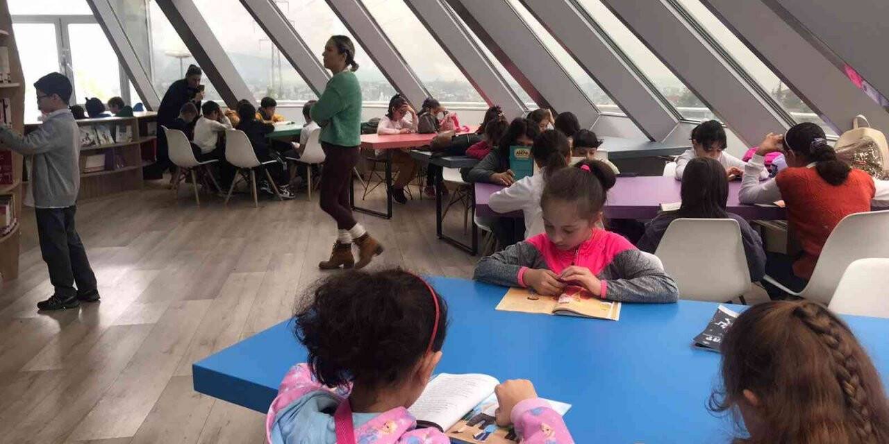 Minik kitapseverler kütüphanede öğreniyor