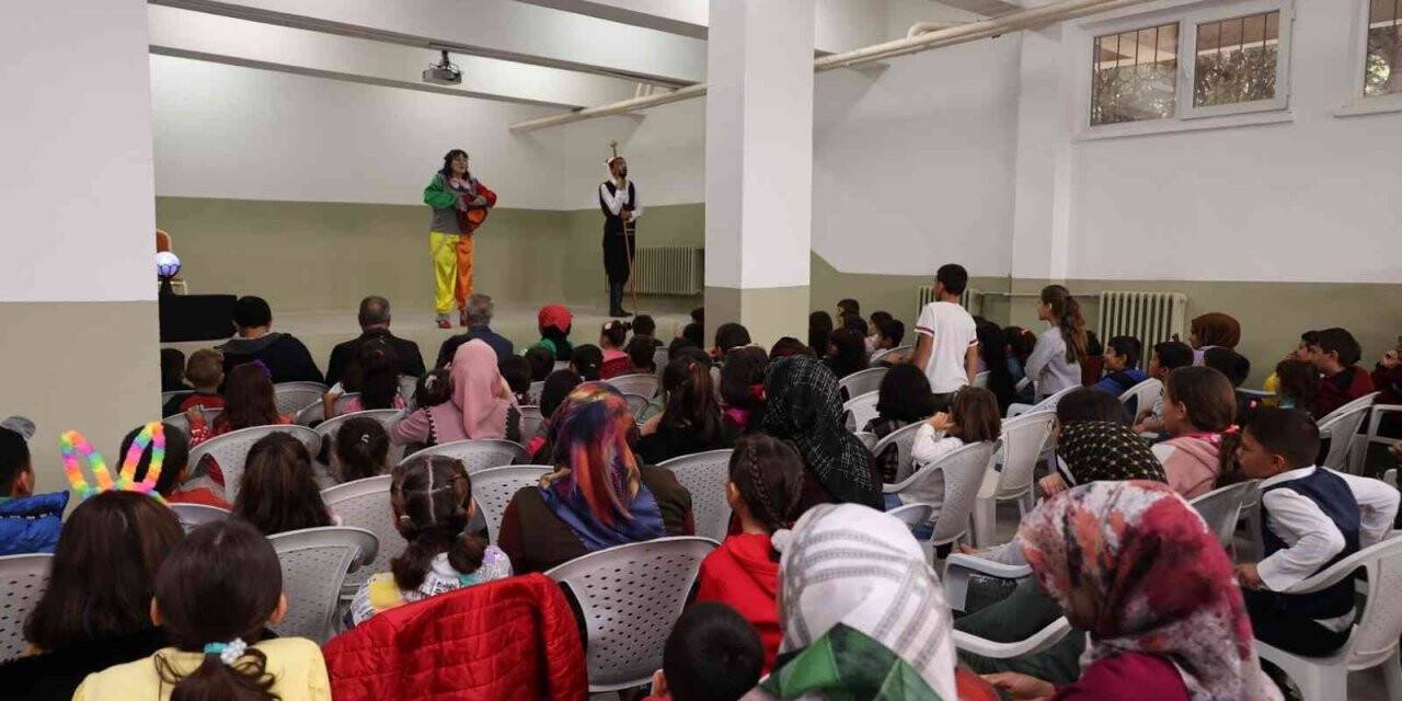 Çocuklar tiyatroyla buluştu